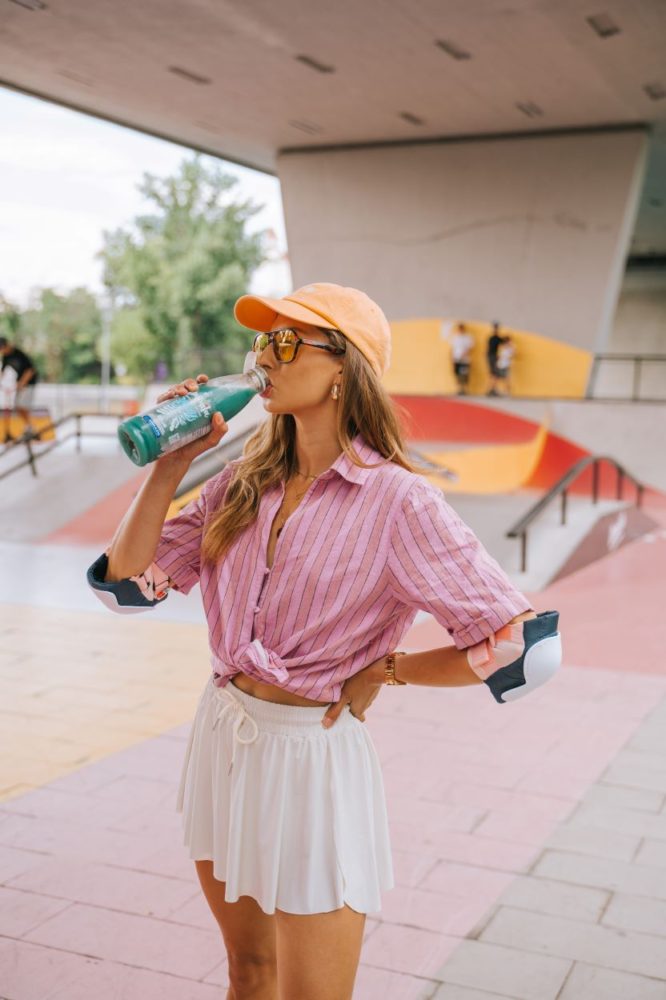 Žena držiaca fľašu nápoja Limeñita Blue s príchuťou Spirulina, posilňujúci imunitný systém.